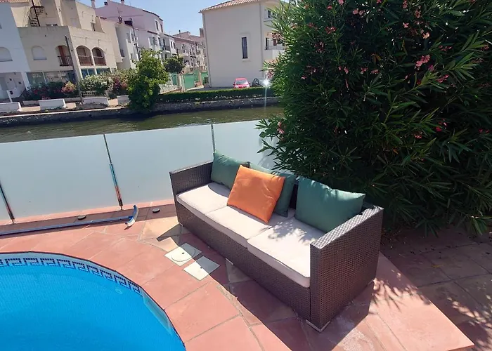 El Privado Villa Empuriabrava On Main Canal With 13 M Private Mooring, Private Pool, Air Con In All Rooms, Non-Smoking