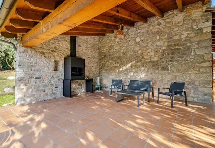 El Vilarot. La casa de piedra en la naturaleza. Gerona